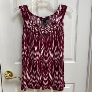 INC XS ladies flown tank top . Loose fitting . Burgundy and white .